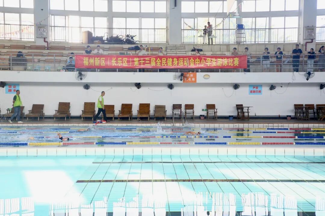 燃！300 余名学生泳池竞速！
