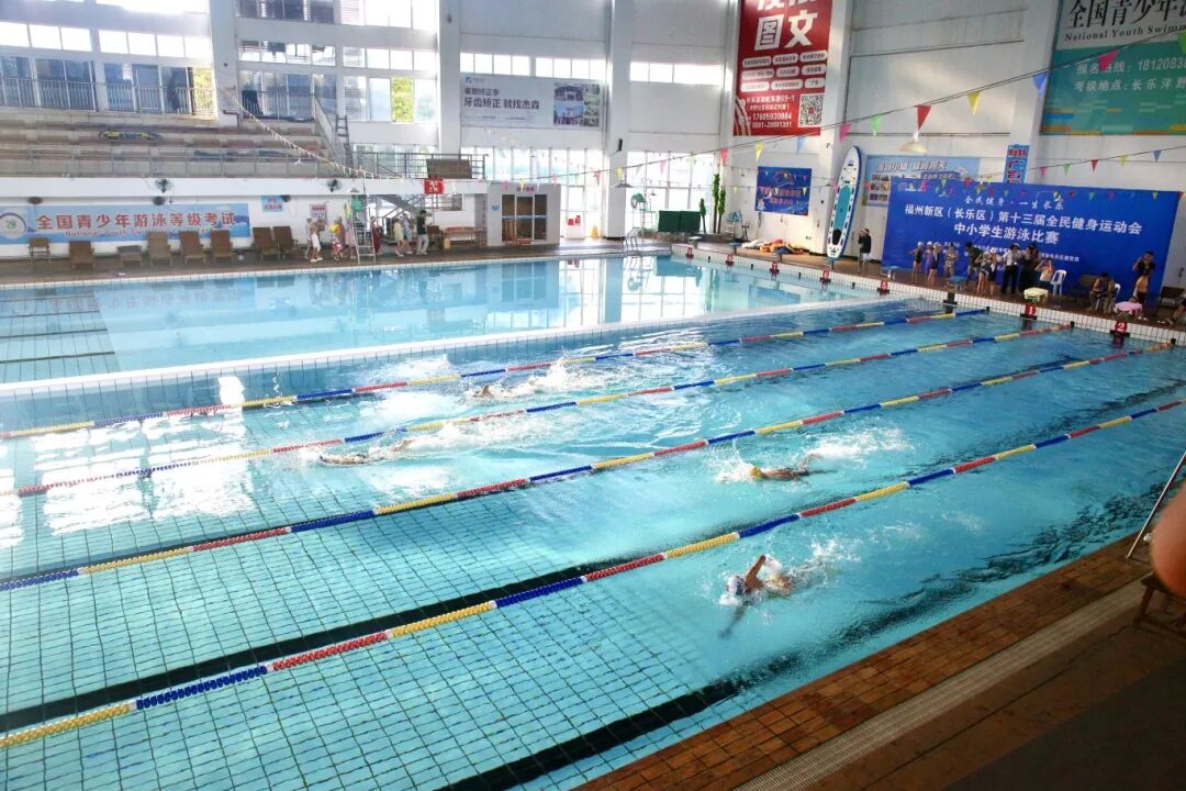 燃！300 余名学生泳池竞速！