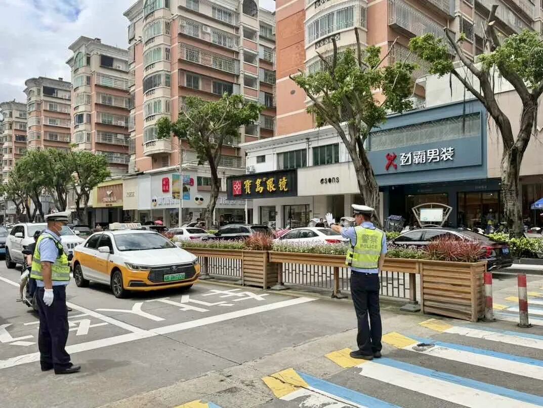 5E对战
交警：上好安全“第一课”  站好暖心“护学岗”