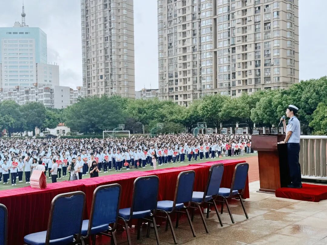 5E对战
交警：上好安全“第一课”  站好暖心“护学岗”