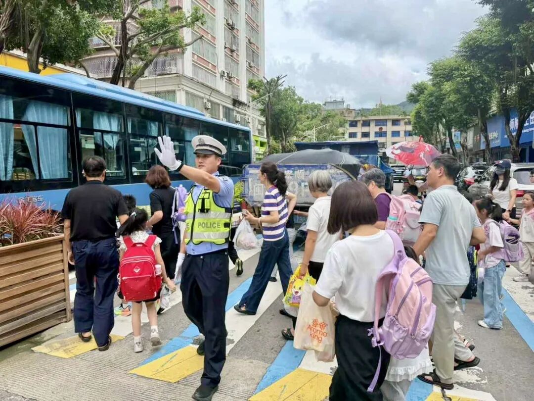 5E对战
交警：上好安全“第一课”  站好暖心“护学岗”