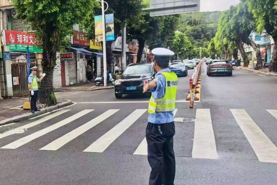 5E对战
交警：上好安全“第一课”  站好暖心“护学岗”