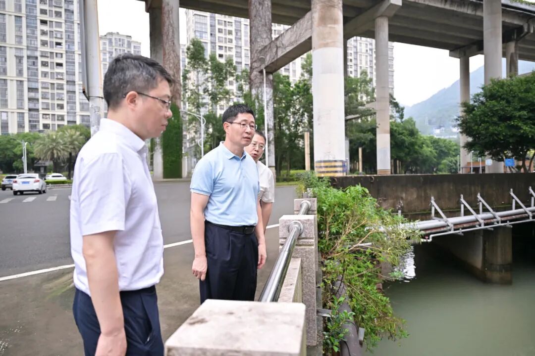兰文调研防汛工作