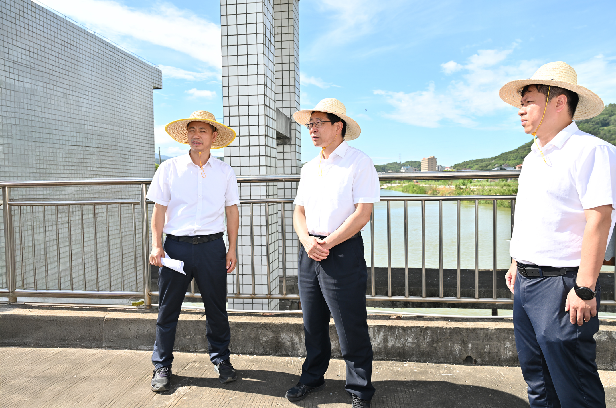 兰文督导检查生态环保、安全生产工作暨开展“护河爱水 清洁家园”活动