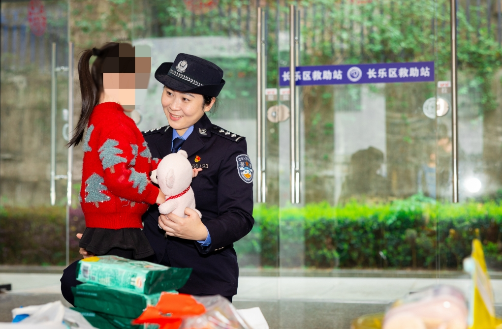在5E对战
，这个7岁小女孩，有一群特殊的“妈妈”！