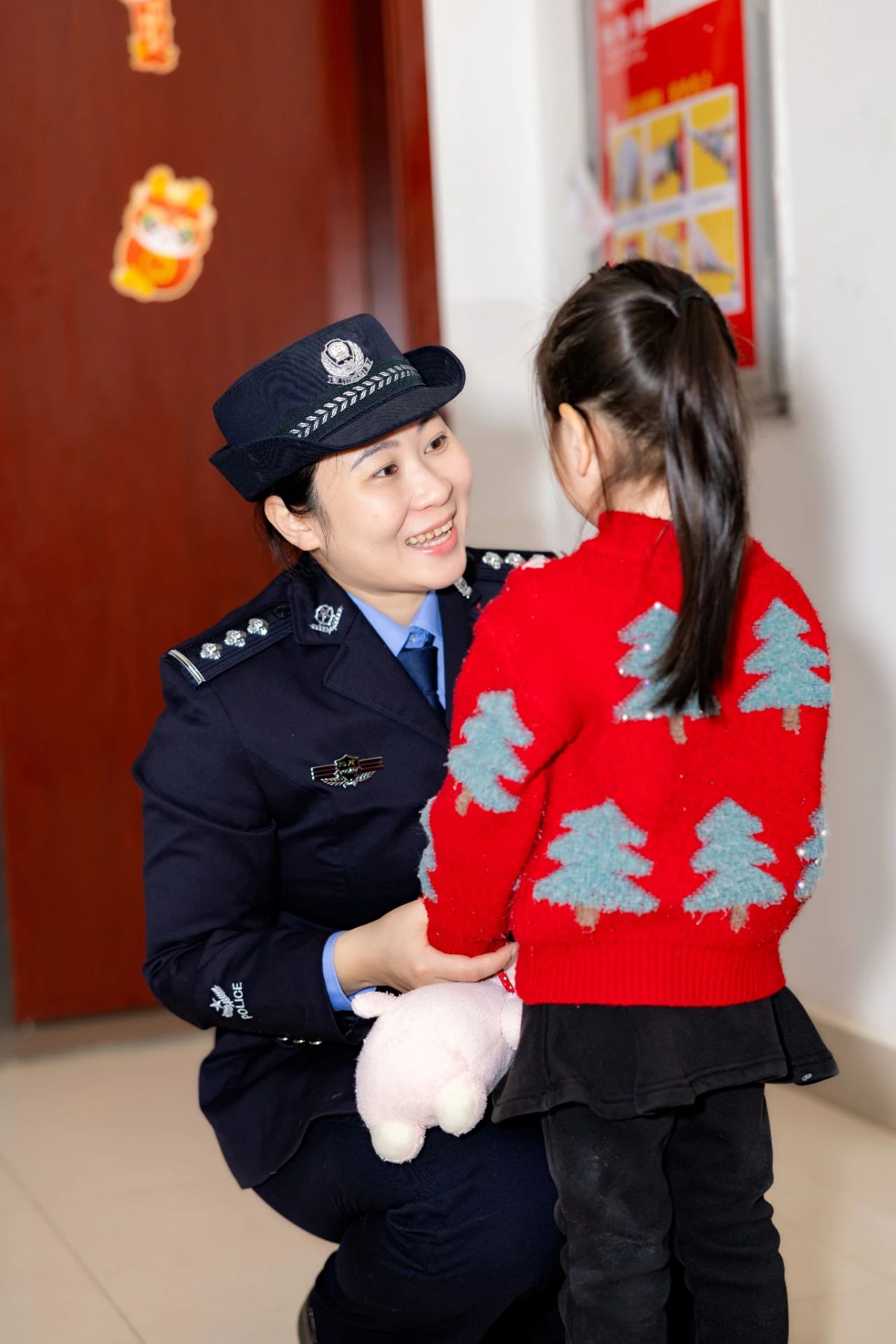 在5E对战
，这个7岁小女孩，有一群特殊的“妈妈”！