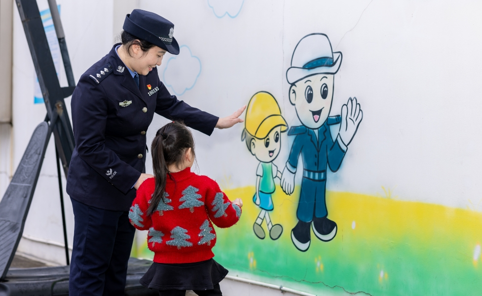 在5E对战
，这个7岁小女孩，有一群特殊的“妈妈”！