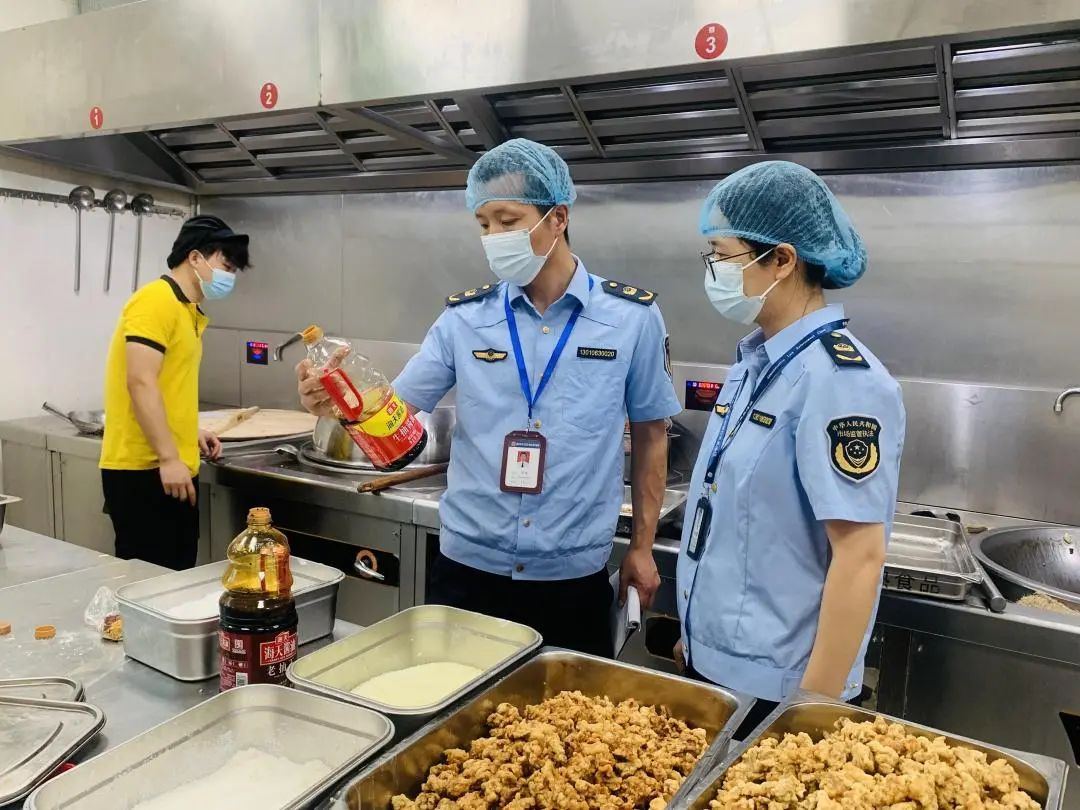 手机“直达”餐饮后厨！5E对战
让食品安全看得见、管得住