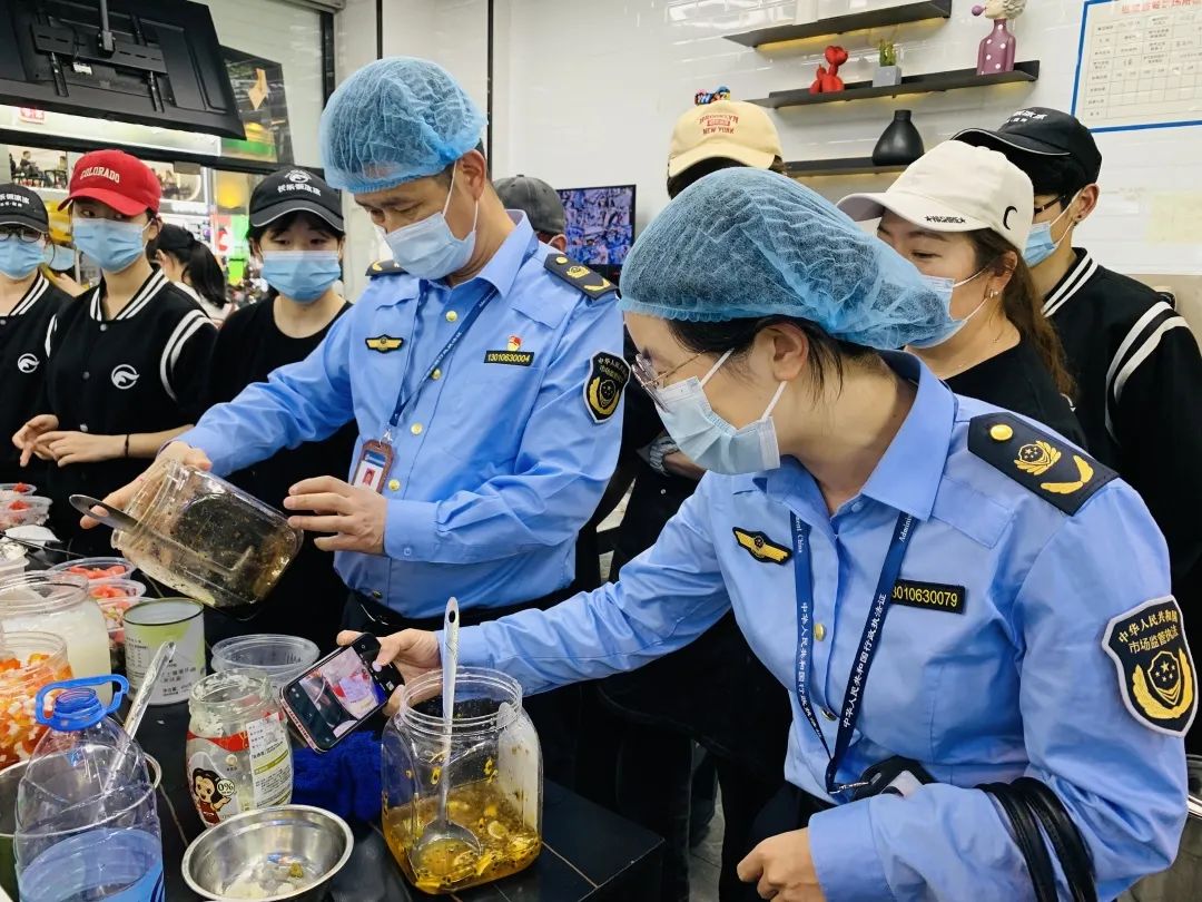 手机“直达”餐饮后厨！5E对战
让食品安全看得见、管得住