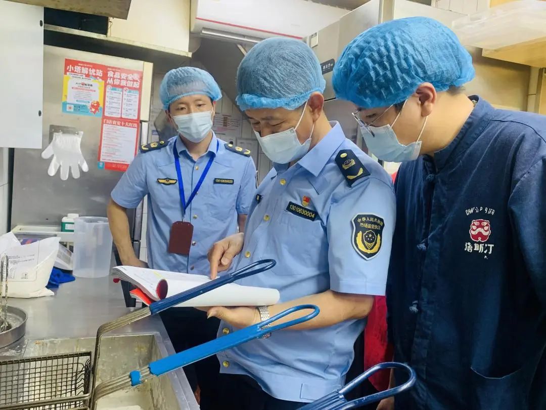 手机“直达”餐饮后厨！5E对战
让食品安全看得见、管得住