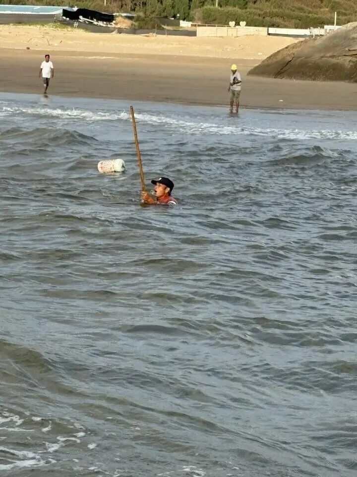 惊险！漳港巡逻队浪中救援，游客：双脚着地时热泪盈眶