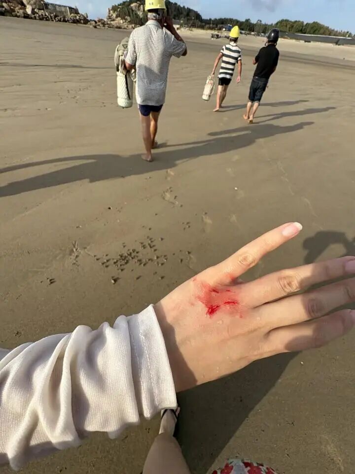 惊险！漳港巡逻队浪中救援，游客：双脚着地时热泪盈眶