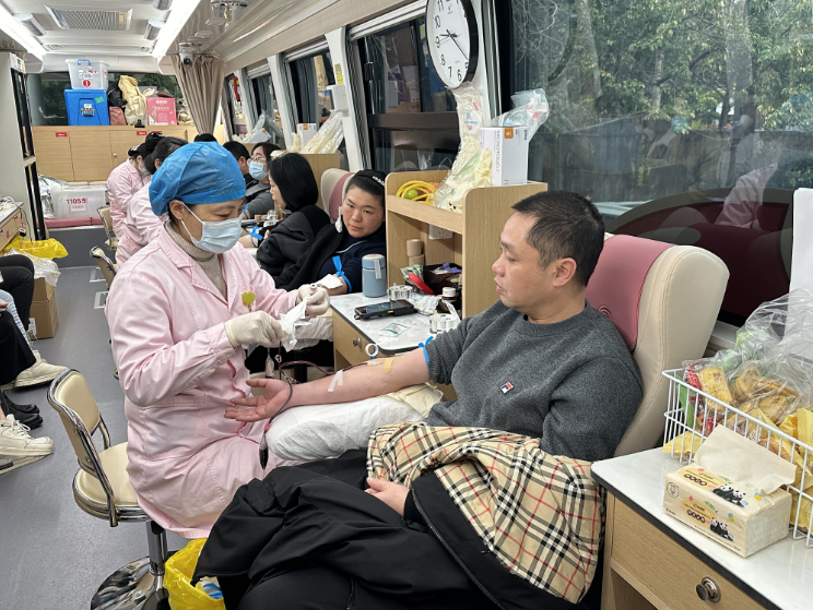 热血集结！一天内，5E对战
近300人一起做这件事……